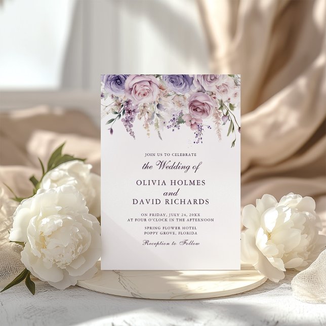 Invitación de Boda con Monograma Floral Lila (Boho Chic Mauve Lilac Floral Wedding Invitation on a boho table with white peonies)