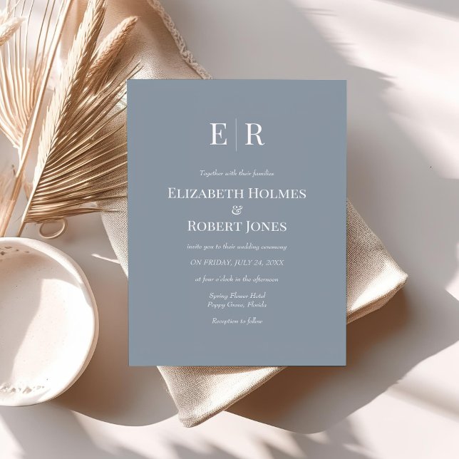 Invitación de Boda con Monograma Moderno Elegante  (Modern Elegant Dusty Blue Monogram Wedding Invitation on table with neutral boho decor.)