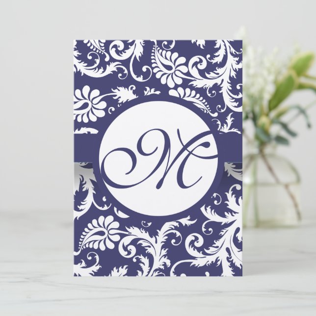 Invitación de boda con remolinos de damasco naval  (Anverso de pie)