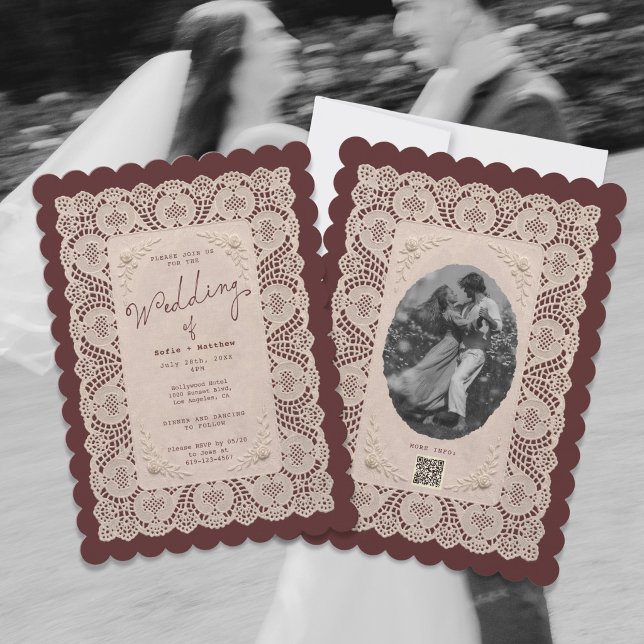 Invitación de Boda de Encaje Antiguo Burgundy (Vintage Lace Doily Burgundy Wedding Invitatio)