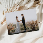 Invitación de boda de escritura delgada recién cas<br><div class="desc">Una hermosa imagen de las recién casadas con letras blancas. La imagen de la novia y del novio y el color y el texto de la espalda pueden ser personalizados.</div>
