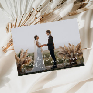 Invitación de boda de escritura delgada recién cas