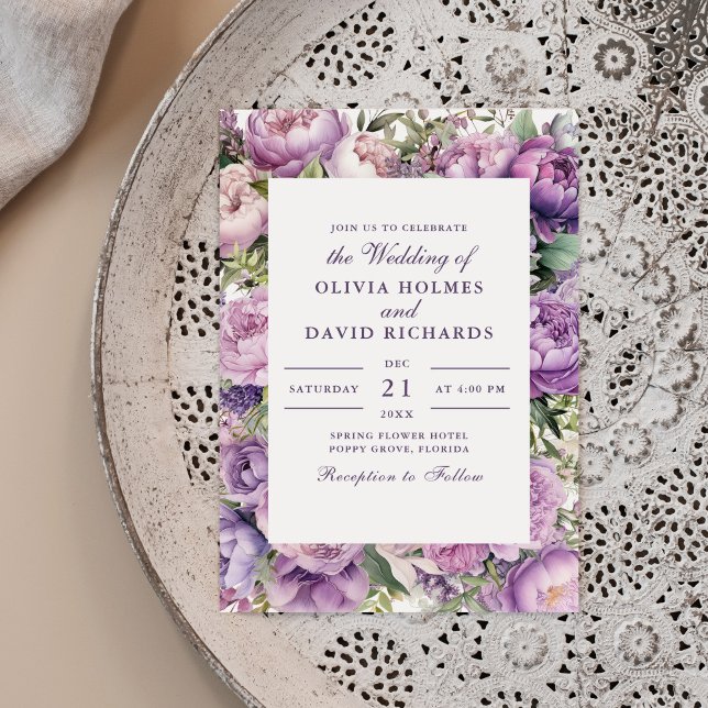Invitación de Boda de Lila Rústica, Lavanda y Peon (Rustic Lilac Lavender and Peony Wedding Invitation on a neutral boho plate.)