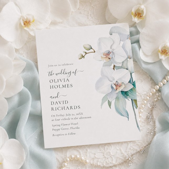 Invitación de boda de orquídea blanca elegante mod (Modern Elegant White Orchid Wedding Invite on a table with wedding decor and orhcids)