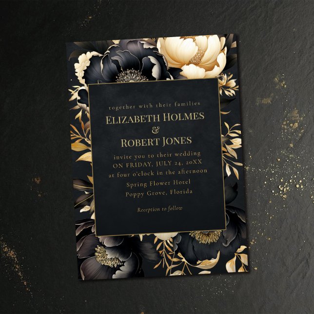 Invitación de boda de peonía negra y dorada gótica (Gothic Black & Gold Peony Wedding Invitation on a dark vintage wedding table.)
