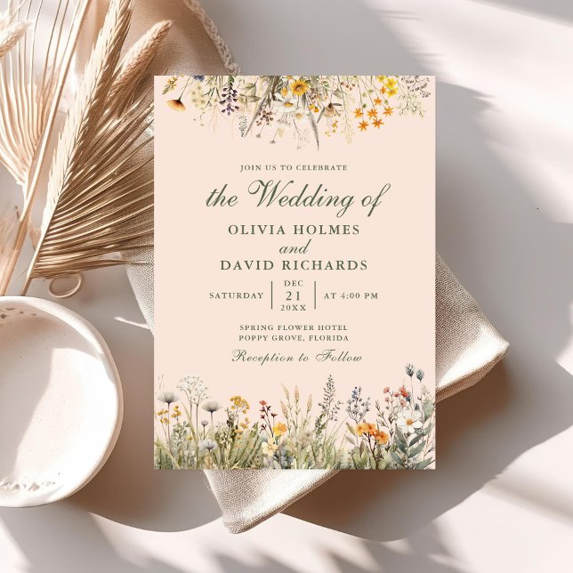 Invitación de Boda de Pradera de Flores Silvestres (Peach Fuzz Wildflower Meadow Wedding Invite on a table with boho decor and dry flowers.)