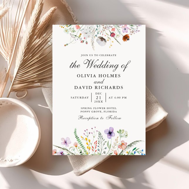 Invitación de boda de prado de flores silvestres e (Watercolor Wildflower Meadow Wedding Invitation on a neutral boho wedding table.)