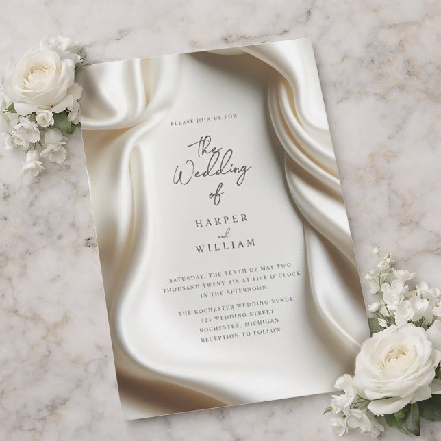 Invitación de boda de satén blanco elegante (Elegant wedding invitation featuring a white satin frame.)