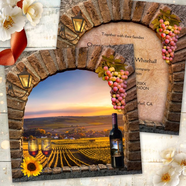 Invitación de boda de viñedo de vino de paisaje (Wedding invitation featuring a classic Roman arch with wine, grapes, a lantern and sunflower)