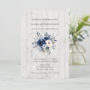 Invitación de boda floral azul sobre madera