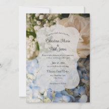 Invitación de boda floral azul y blanco elegante