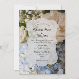 Invitación de boda floral azul y blanco elegante