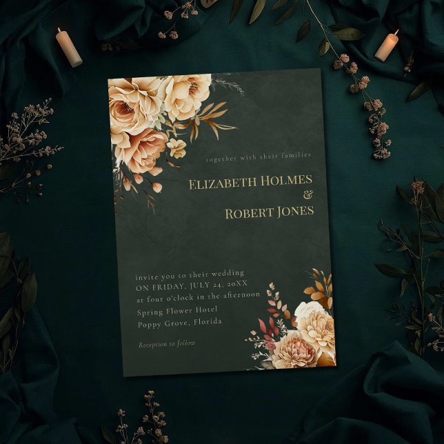 Invitación de boda floral beige Bruja Verde (Green Witch Beige Floral Wedding Invitation on a dark witchy wedding table with botanicals)