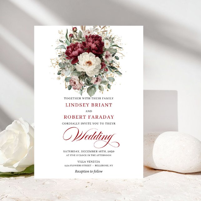 Invitación de boda floral blanca de Borgoña para j (Garden Burgundy White Floral Wedding Invitation)