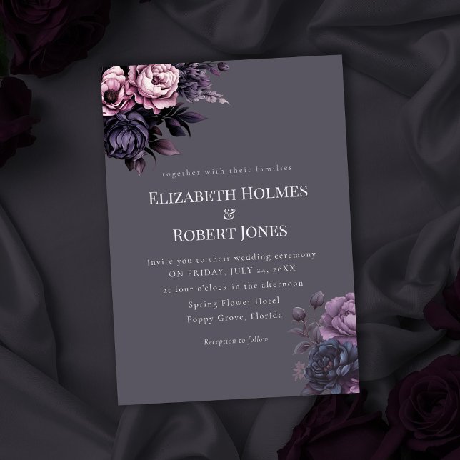Invitación de boda floral ciruela gótica (Gothic Plum Floral Wedding Invitation on a gothic wedding table with dark roses)