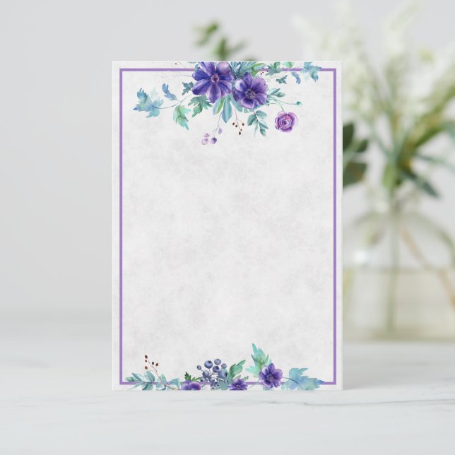 Invitación de boda floral de acuarela morada con p (Anverso de pie)