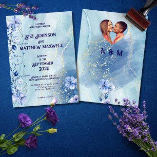 Invitación de boda floral de delfinium azul marino