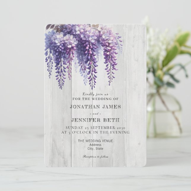 Invitación de boda floral de glicina sobre madera  (Anverso de pie)