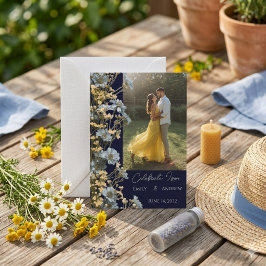 Invitación de boda floral moderna simple azul mari