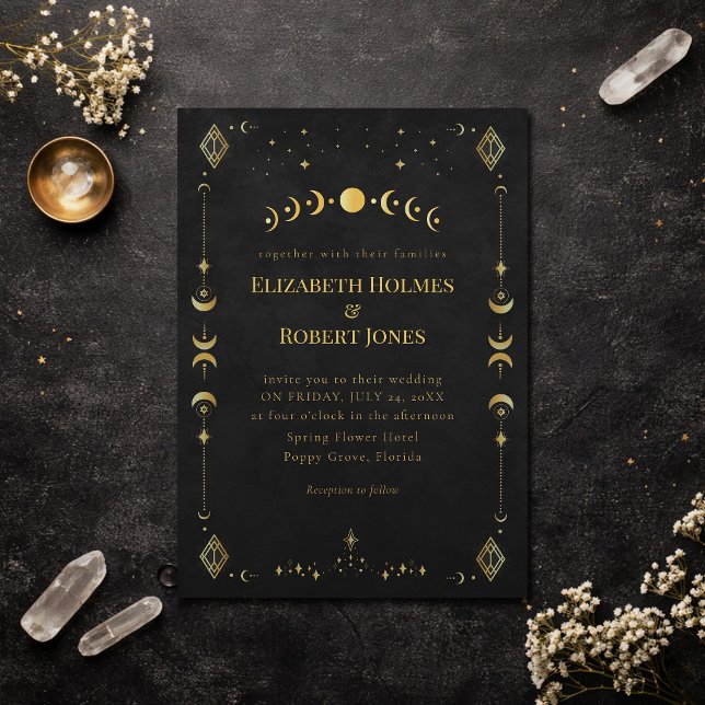 Invitación de boda gótica celestial negra y dorada (Celestial Gothic Black and Gold Wedding Invitation on a dark elegant table with dry flowers)