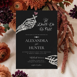 Invitación de boda gótica con manos de esqueleto a