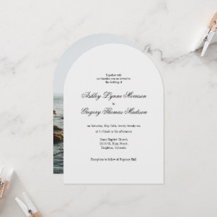 Invitación de boda gris con forma de arco fotográf