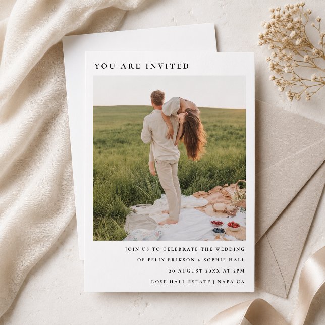 Invitación de Boda | Invitaciones Minimalistas con (Custom photo wedding invitation with minimalist serif text for elegant ceremony details.)