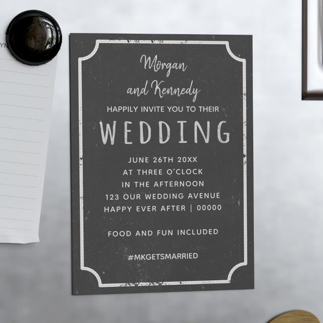 Invitación de boda magnética de pizarra rústica (A magnetic wedding invitation with a casual rustic chalkboard vibe. Just add the details of yours)
