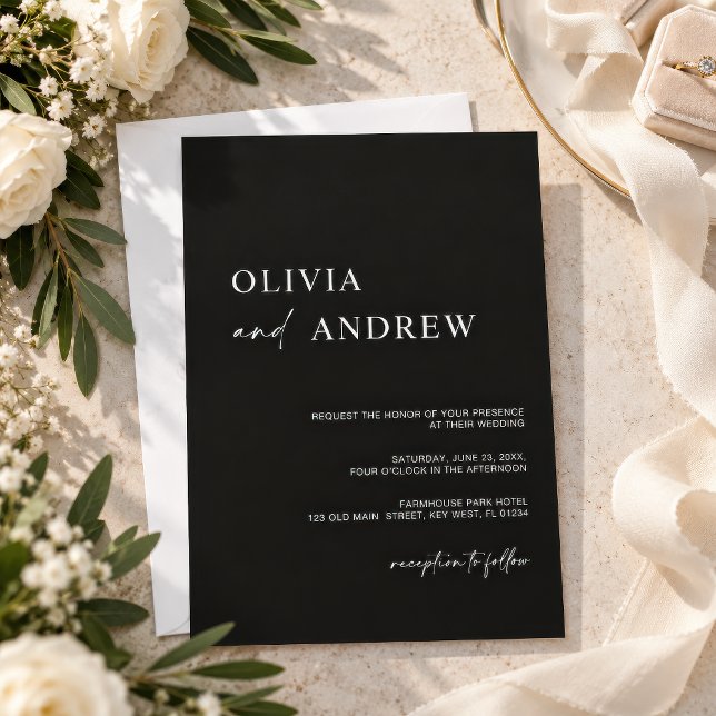 Invitación de boda minimalista negra simple (Simple black minimalist wedding invitation on a neutral table with olive branches and white flowers)