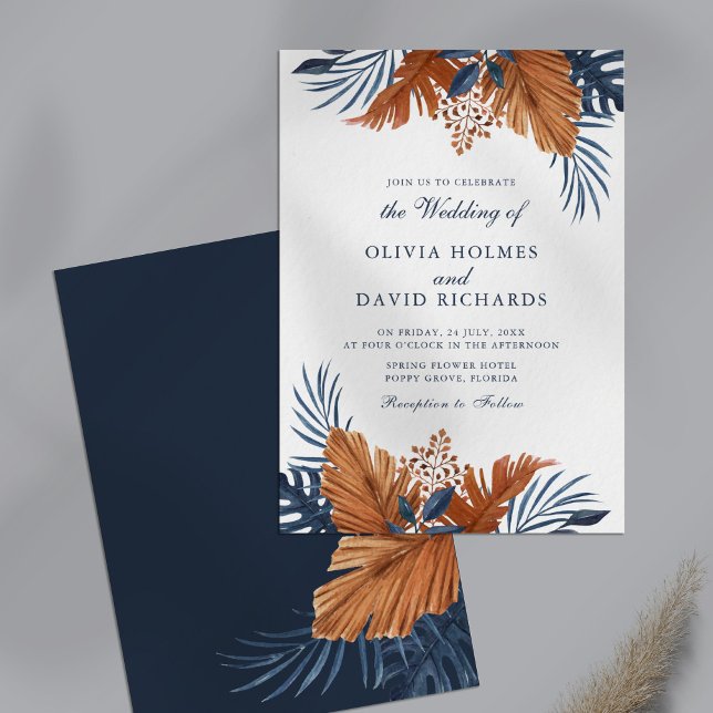 Invitación de Boda Monstera Azul Medianoche (Midnight Blue Monstera Wedding Invitation on a table.)