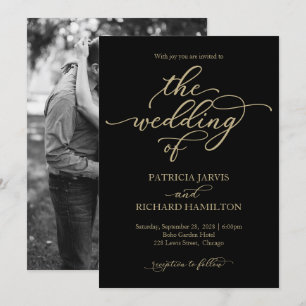 Invitación de boda negra con caligrafía dorada ele