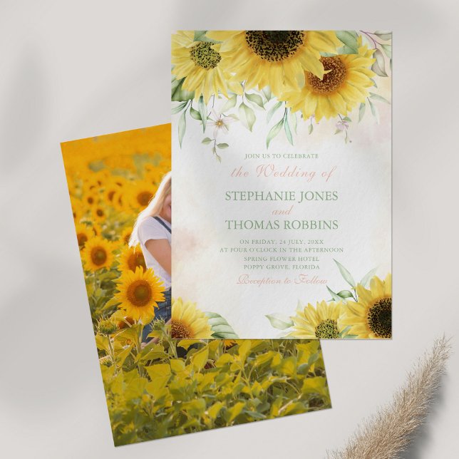 Invitación de Boda Personalizada con Girasoles Rús (Rustic Sunflower Custom Photo Wedding Invitation on white table with pampas grass.)