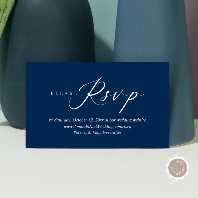 Invitación de boda RSVP en línea, tarjeta de escri (Wedding Invitation Online RSVP Enclosed Card, Modern Romantic Script, in Navy Blue)
