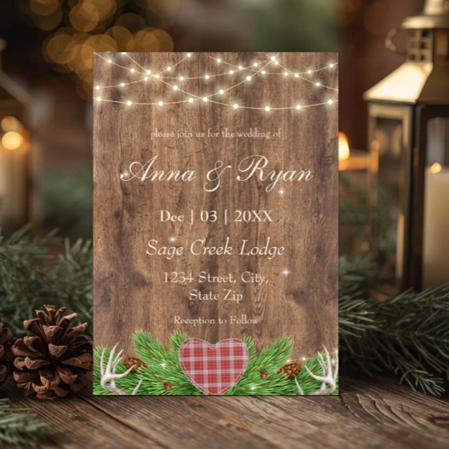 Invitación de boda rústica del bosque | Corazón de (Rustic woodland wedding invitation with pine greenery, plaid heart, and cozy lodge charm.)