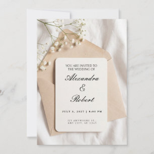 Invitación de boda sobre blanco con sobre de kraft