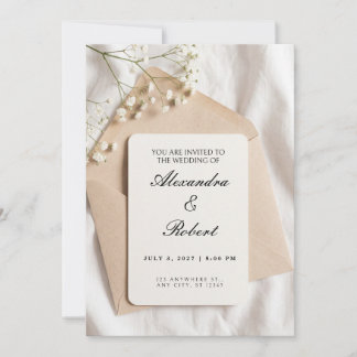 Invitación de boda sobre blanco con sobre de kraft