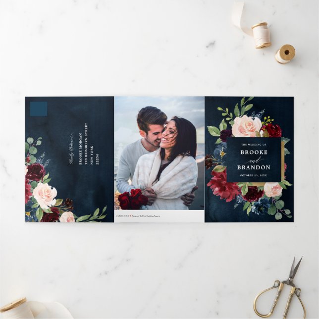 Invitación de boda trifold roja borgoña naval (Exterior)