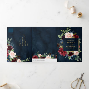 Invitación de boda trifold roja borgoña navy oro