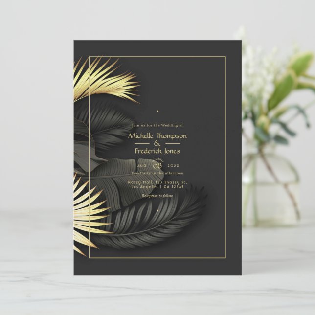 Invitación de boda tropical negra y dorada (Anverso de pie)