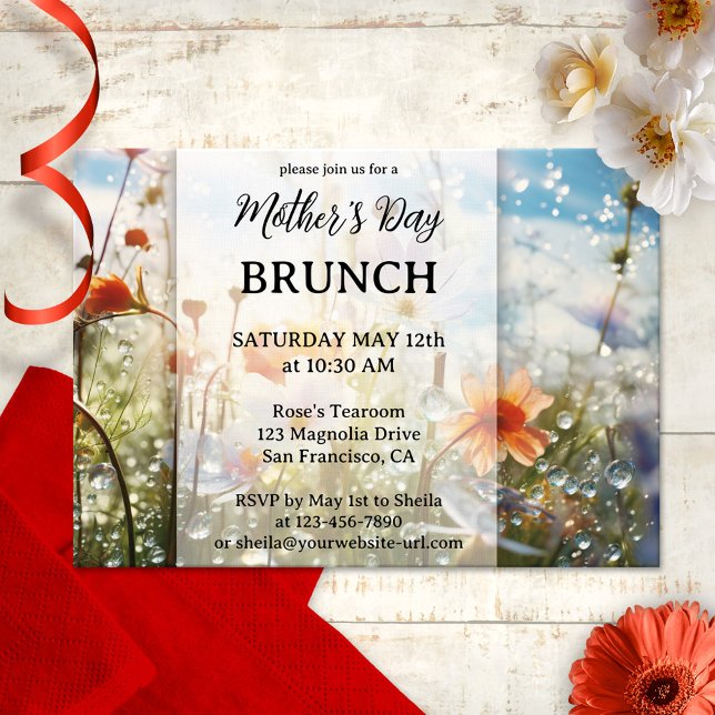 Invitación de brunch al Día de la Madre de flores  (Festive Mother's Day Brunch invitation featuring a field of wildfowers with playful water droplets)