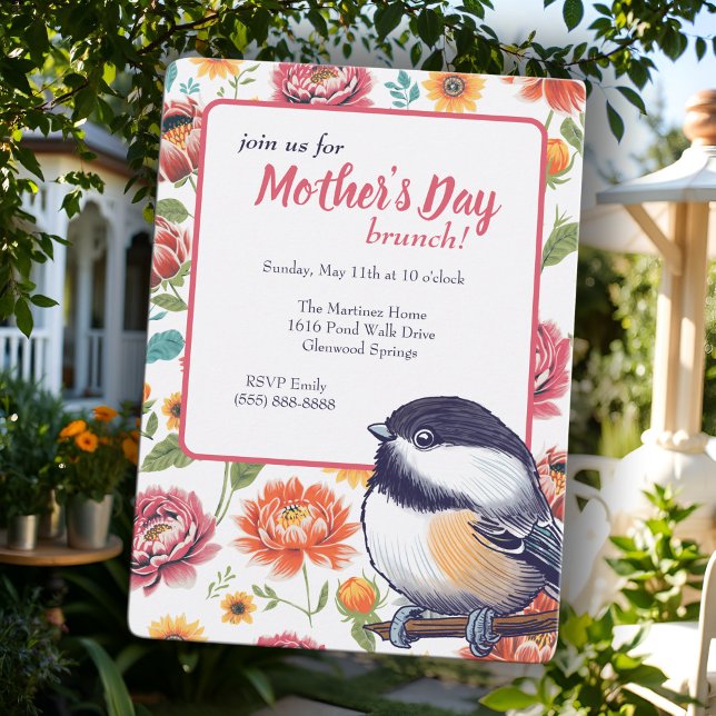 Invitación de brunch de brunch para el día de la m (Cheerful Mother's Day brunch invitation with a sweet, hand-drawn chickadee and bright flowers)