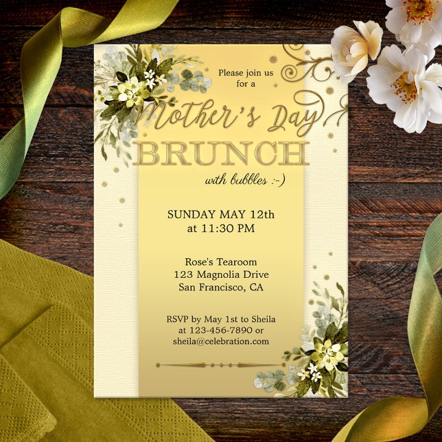 Invitación de brunch de Día de la Madre floral de  (Elegant Mother's Day Brunch invitation featuring a gold stylized design with watercolor leaves)
