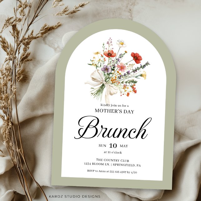 Invitación de Brunch del Día de la Madre con Ramo  (Arch shaped invitation shown in 5x7 inches. Choose size, paper, and corner style.)