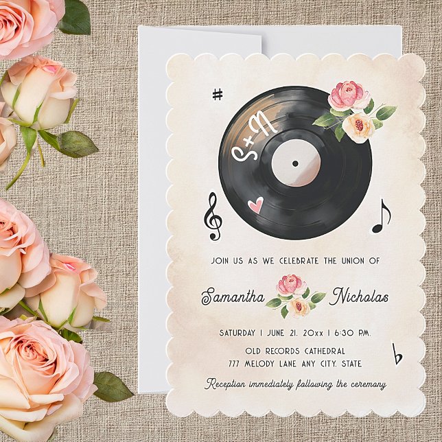 Invitación de casamiento de registro de vinilo flo (A beautiful monogrammed vinyl record themed wedding invitation with a vintage elegant aesthetic.  )