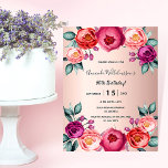 Invitación de color rosa dorado rosa floral de cum<br><div class="desc">Una elegante tarjeta de invitación para una fiesta de cumpleaños número 50 (o cualquier edad). Flores contemporáneas de color rosa, violeta y oro rosa coloreadas en color agua, flores como decoración. Fondo de degradado de oro rosa de moda. El nombre está escrito con escritura de estilo con letras negras. Atrás:...</div>