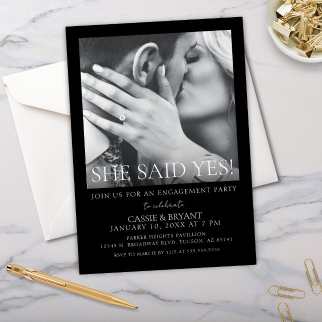 Invitación de compromiso de boda con guión moderno (Elegant she said yes engagement party invitations with modern black and white theme and photo)
