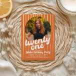 Invitación de cumpleaños 21ª Naranja Retro<br><div class="desc">¡Lleve una celebración audaz y divertida con esta invitación al cumpleaños 21 del Naranja Retro! Diseñado con un estilo vintage de los años 70 y un dinámico esquema de color naranja, es fácil de personalizar en su navegador, sin necesidad de software especial. Elija entre diferentes tamaños y tipos de papel...</div>