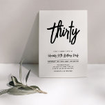 Invitación de cumpleaños 30 chic en negro y blanco<br><div class="desc">Celebra tu día especial con esta sencilla y elegante invitación de cumpleaños 30. Este diseño presenta un elegante script de pincel con un diseño limpio en combinación de colores negro y blanco. Más diseños disponibles en mi tienda BaraBomDesign.</div>