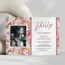 Invitación de cumpleaños 30 con foto floral rosa