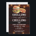 Invitación de cumpleaños 40 a la barbacoa y escalo<br><div class="desc">Invitaciones a la parrillada y a la escalofriante cumpleaños. Fácil de personalizar. Todo el texto es ajustable y fácil de cambiar para sus propias necesidades fiestas. Las cadenas iluminan elementos de fondo rústico. El Chalkboard divertido gira y florece. Hamburguesa acuarela y gráficos de hotdog. Invitaciones para él. Diseño de cumpleaños...</div>